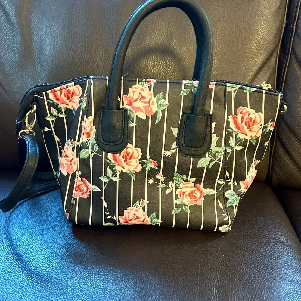 Betsey Johnson NWOT Luv Betsey purse. - Picture 3 of 10